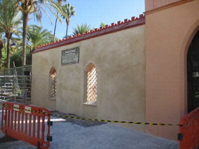 Obras de conservación en el muro de cerramiento de los Jarrdines de la Buhaira, realizadas por la Gerencia de Urbanismo el pasado año 