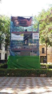 Andamiaje instalado en la estatua dedicada al pintor Zurbarán, en la Plaza de Pilatos