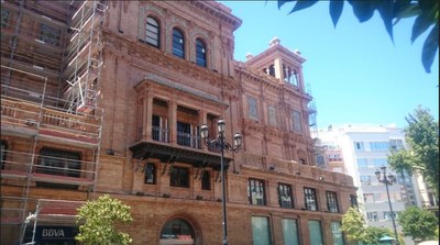 Edificio en la Avda. de la Constitución  de Sevilla con andamiaje en fachada lateral
