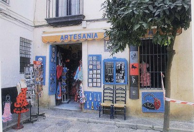 Fachada de un establecimiento de venta de productos de artesanía en el barrio de Santa Cruz de Sevilla
