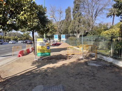 Parte del acerado de albero que va a ser repavimentado con losas de hormigón de color amarillo