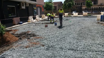 Trabajos de pavimentación de uno de los parterres, iniciados esta semana