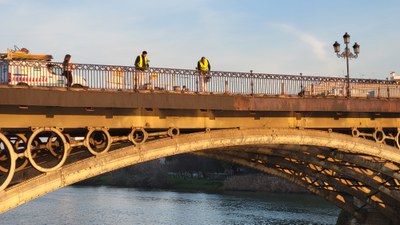 Operarios de la empresa contratista en plenos trabajos de pintado del Puente de Triana
