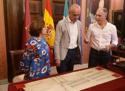El delegado de Hábitat Urbano atiende a las explicaciones de los técnicos de Urbanismo que están realizando el proceso de catalogación de los planos históricos