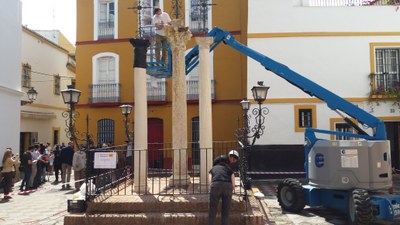 Operarios de la empresa encargada de los trabajos de conservación, aplican los tratamientos de limpieza y prevención sobre el monumento