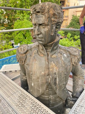 Imagen de la estatua de Daoiz cubierta de palomina justo antes de comenzar la limpieza en profundidad de que está siendo objeto