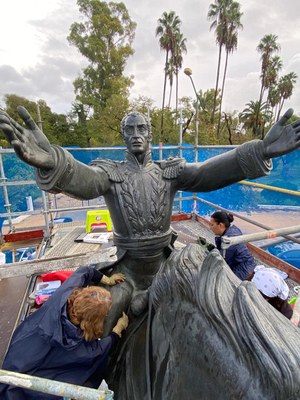 Trabajos de mantenimiento en marcha sobre la estatua ecuestre de Simón Bolívar