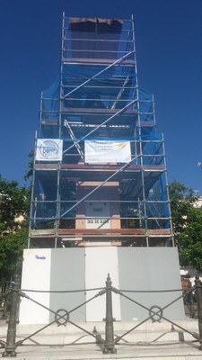 Monumento a Daiz, rodeado de andamiaje, mientras se ejecutan las tareas de limpieza