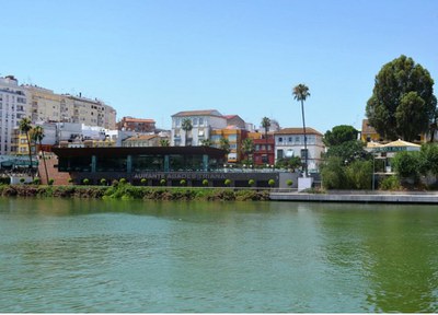 Tramo de la dársena del río bajo el restaurante donde se integra la parcela cedida