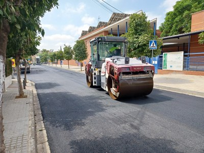 Máquina fresadora en plena operación de renovación del pavimento de la calzada de una calle de Sevilla