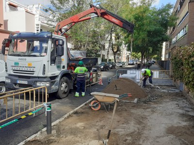 Obras de mejora del acerado en la calle Valparaiso, en el distrito Sur