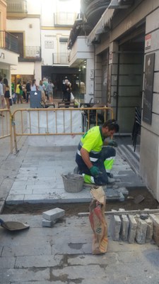 Operario de la empresa contratista colocando las nuevas losas de granito en sustitución de las anteriores, deterioradas