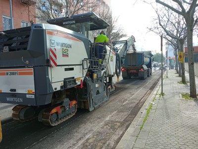 Máquinas fresadoras retirando el pavimento de la calle Baltasar Gracián para extender una nueva capa de rodadura mejor y más resistente