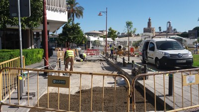 Trabajos de reposición de adoquines en la confluencia de la calle Betis con la Plaza de Cuba
