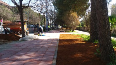 Trabajadores de la empresa contratista instalando el nuevo pavimento