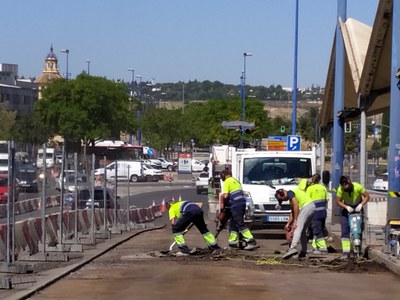 Operarios retirando el pavimento del puente 