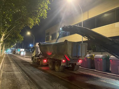 Trabajos de fresado del pavimento en la Avenida de Ciudad Jardín, en Nervión
