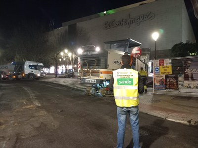 Trabajos de fresado de la calzada perimetral de la Plaza del Duque, anoche