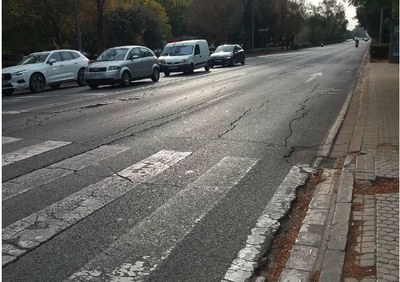 Estado que presenta en la actualidad la calzada de la Avenida de la Paz, que va a ser enteramente repavimentada