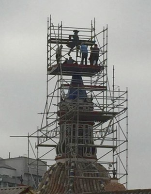 Trabajos de reposición de la veleta conocida como "el Miguelete" en su emplazamiento original