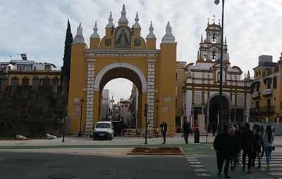 Imagen del Arco de la Macarena correspondiente al periodo de obras realizadas para reordenar el entorno