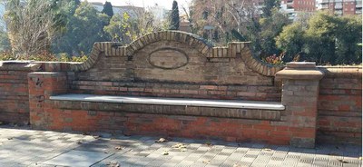 Uno de los bancos del Paseo de las Delicias al que le faltan algunas de sus piezas
