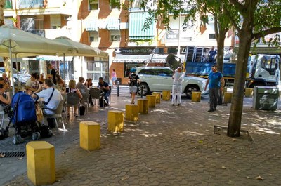 Operarios municipales retiran enseres de un establecimiento de la calle Crédito que ocupaban la vía pública sin licencia