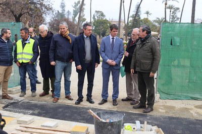 El alcalde de Sevilla, junto con los delegados de Parques y Jardines y del distrito Sur, visita las obras en presencia de técnicos de Urbanismo y de personal de la empresa contratista