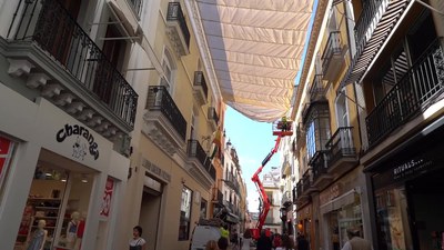 Montaje de los toldos el año pasado en las calles del centro 