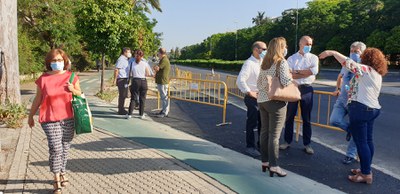 El delegado de Urbanismo y la delegada del distrito Bellavista la Palmera junto con personal técnico de Urbanismo, en un momento de su visita a las obras