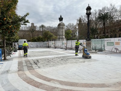 Operarios de la empresa encargada de las tareas de conservación manejando la microfresadora con la que se trata el mármol