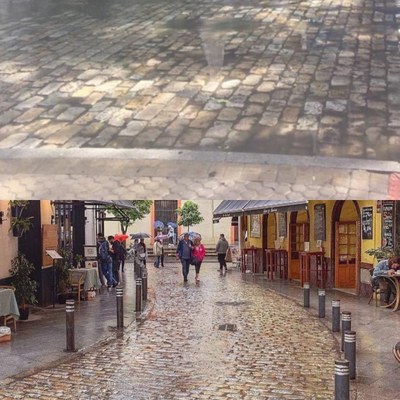 Imagen de detalle del adoquín de Gerena y vista general de una calle con este tipo de pavmento