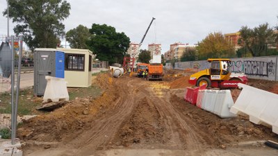 Máquinas excavadoras trabajan sobre el terreno para introducir el nuevo colector de saneamiento