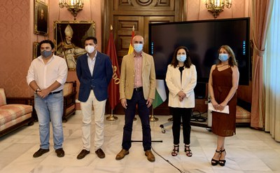 El delegado de Hábitat Urbano y la decana del COAS posan con el gerente de urbanismo y técnicos de este organismo antes de la comparecencia pública para presentar el nuevo mecanismo telemático desarrollado