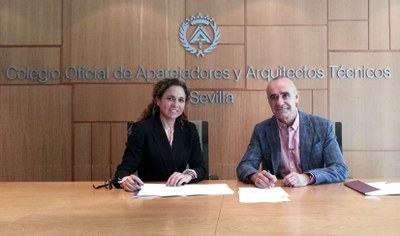 El delegado de Hábitat Urbano y la representante del Colegio de Arquitectos Técnicos en el momento de la firma del convenio de colaboración 