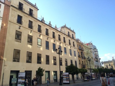 Fachada del inmueble de la Avda. de la Constitución que se convertirá en un nuevo hotel de cuatro estrellas